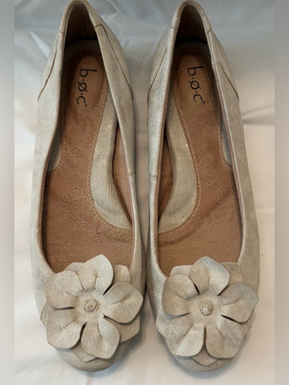 b.o.c.ballet flats in a cream, metallic gold color,leather size 9.